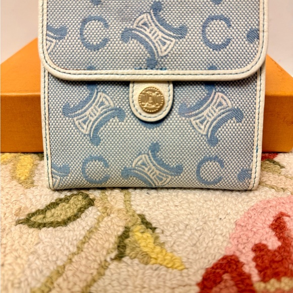 CELINE Vintage Trifold Triomphe Compact Wallet in LTE Blue/White Leather/Canvas - Picture 14 of 15